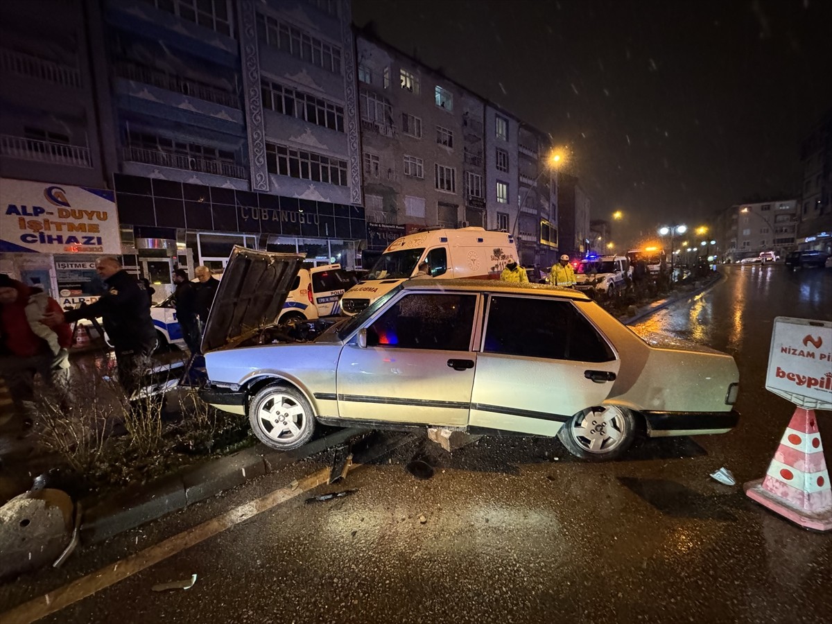 Karaman'da kaza yapan ve işlem yapılmak üzere bindirildiği polis aracında kendini vuran alkollü...