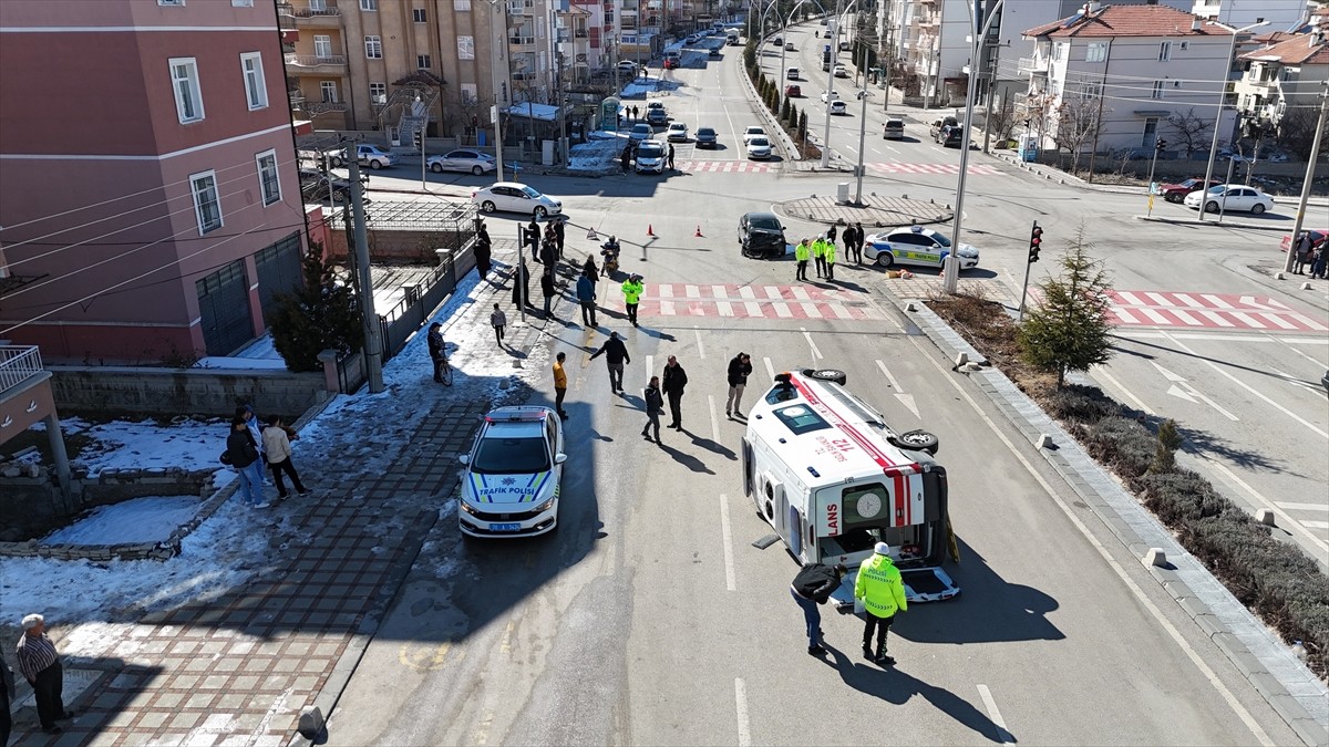 Karaman’da hasta taşıyan ambulans ile otomobilin çarpışması sonucu 5 kişi yaralandı.