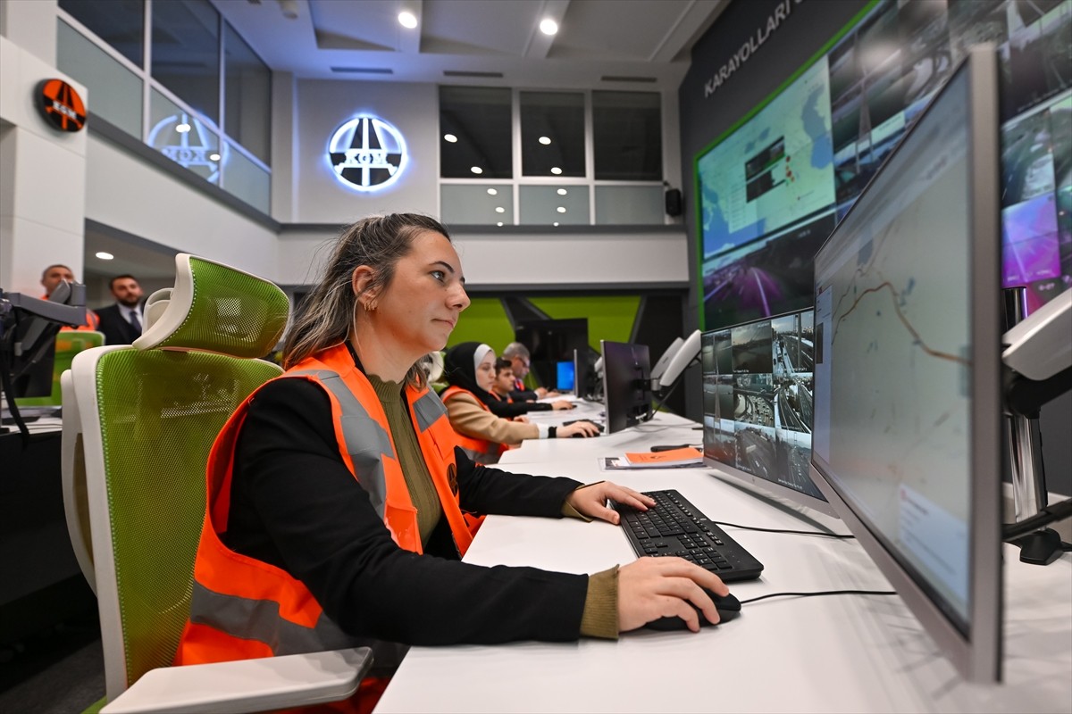 Karayolları Genel Müdürlüğü (KGM) Ana Akıllı Ulaşım Sistemleri Merkezi'nde karla mücadele...