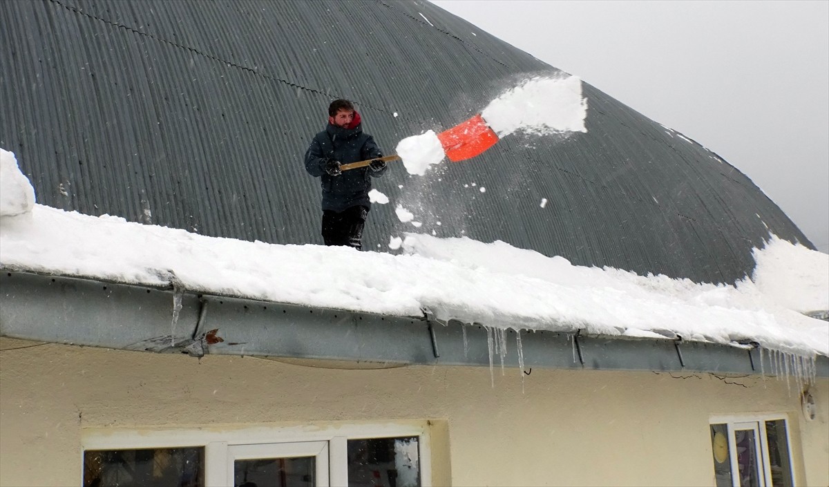 Kars'ın Sarıkamış ilçesinde etkili olan kar yağışının ardından ilçe merkezi beyaza...