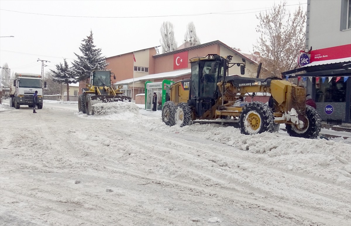 Kars'ın Sarıkamış ilçesinde, etkili olan yoğun yağışla biriken karlar kamyonlarla yerleşim yerinin...