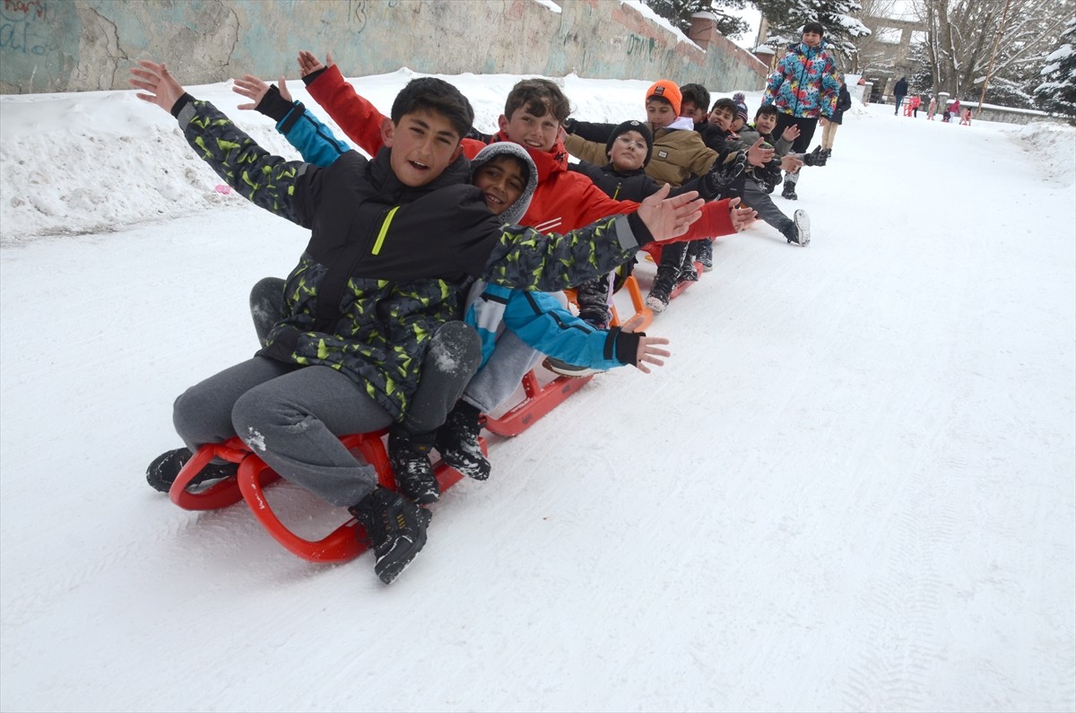 Kars'ın Sarıkamış ilçesinde kar nedeniyle eğitime verilen iki günlük arayı değerlendiren çocuklar...