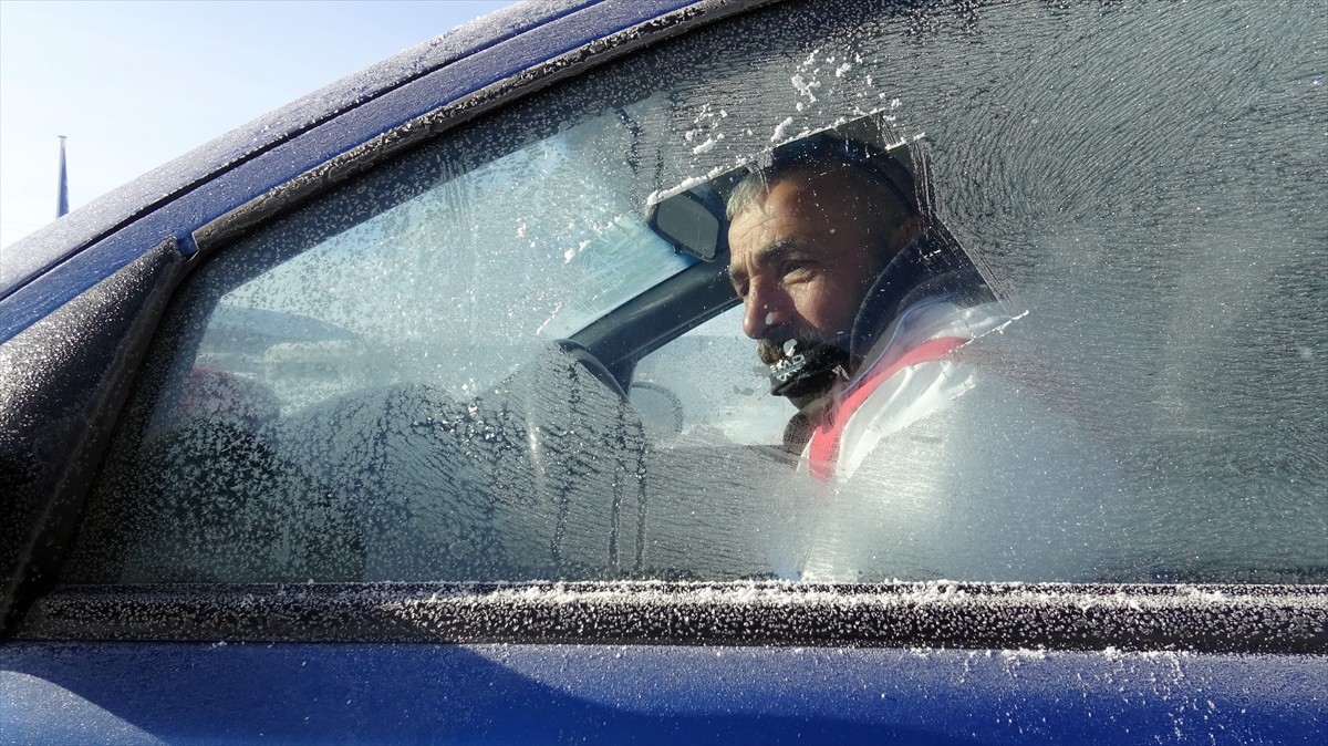 Kars'ın Sarıkamış ilçesinde kar yağışının ardından soğuk hava etkisini sürdürdü.