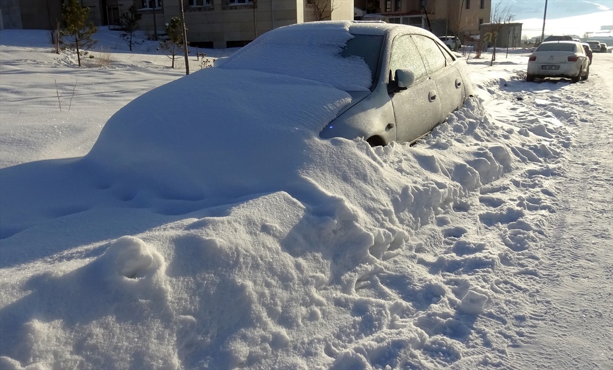 Kars'ın Sarıkamış ilçesinde kar yağışının ardından soğuk hava etkisini sürdürdü.