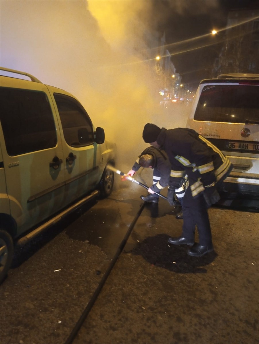 Kars'ta seyir halindeyken alev alan hafif ticari araç, kullanılamaz hale geldi.