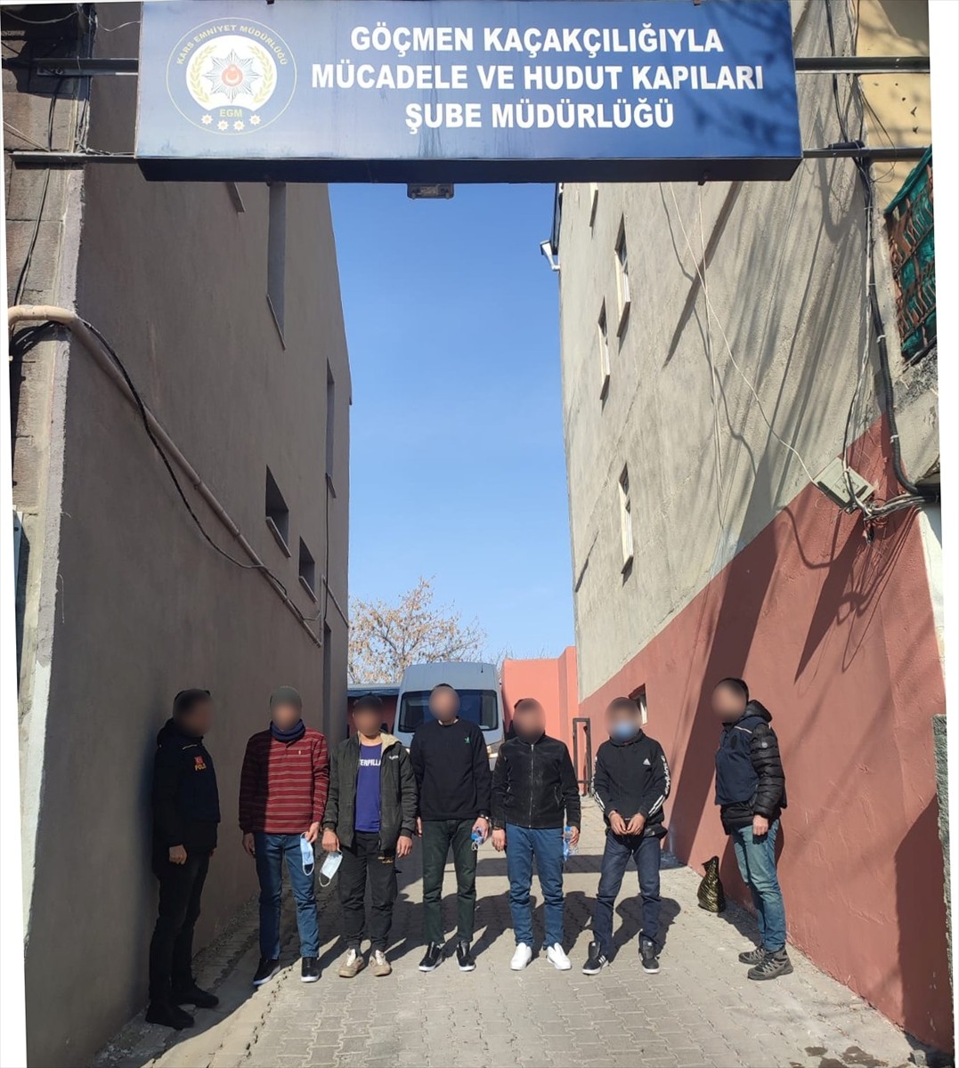 Kars'ta, yurda yasa dışı yollarla giren Afganistan uyruklu 5 düzensiz göçmen, sahte İran...