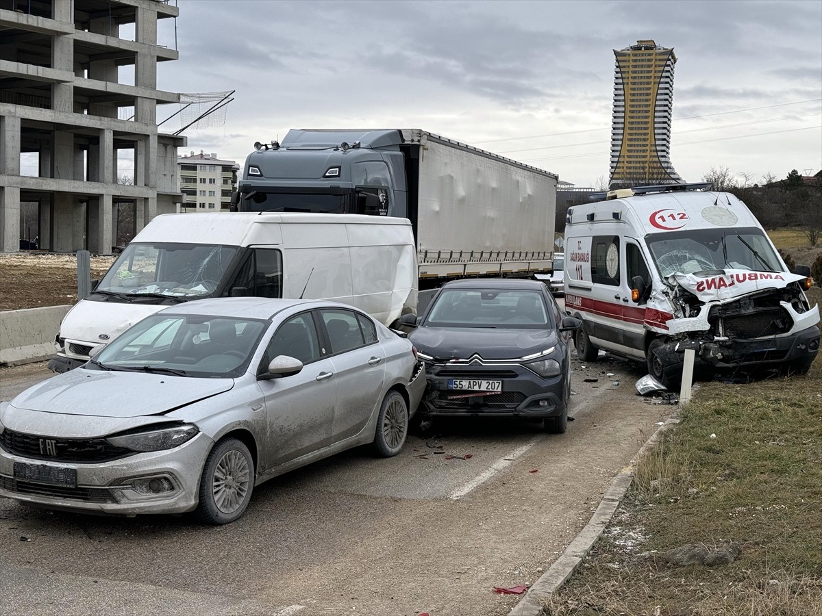 Kastamonu'da 7 aracın karıştığı zincirleme trafik kazasında 1 kişi yaralandı.