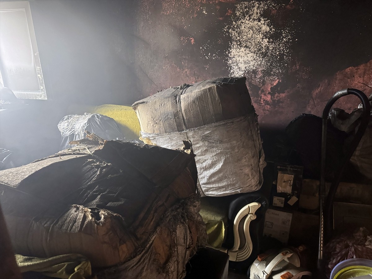 Kastamonu'da Akmescit Mahallesi Kefeli Sokak'ta bulunan 3 katlı evin giriş katında yangın çıktı....