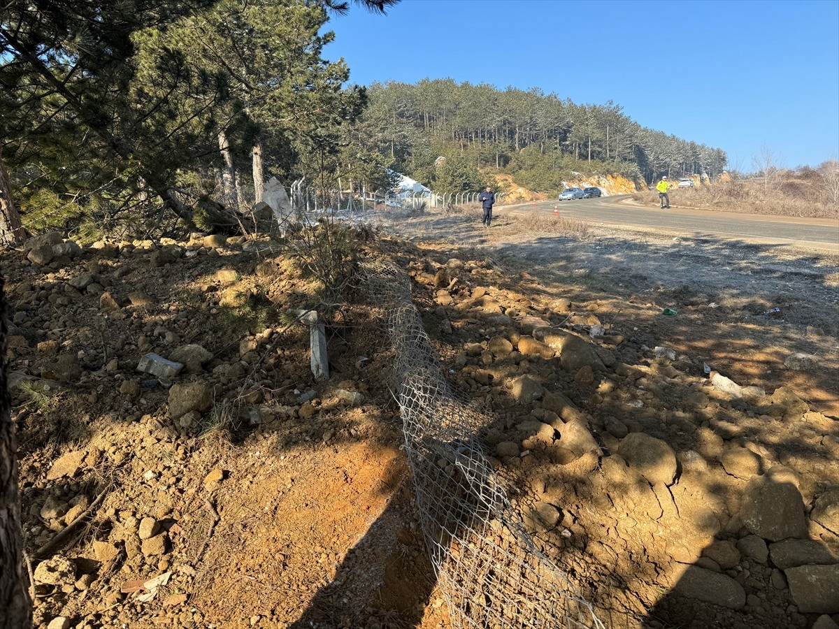 Kastamonu'da buzlanma nedeniyle devrilen hafriyat kamyonunun sürücüsü yaralandı.