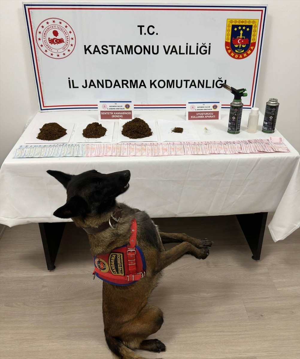 Kastamonu'da uyuşturucu operasyonunda gözaltına alınan 2 zanlı tutuklandı. Operasyonda çeşitli tür...