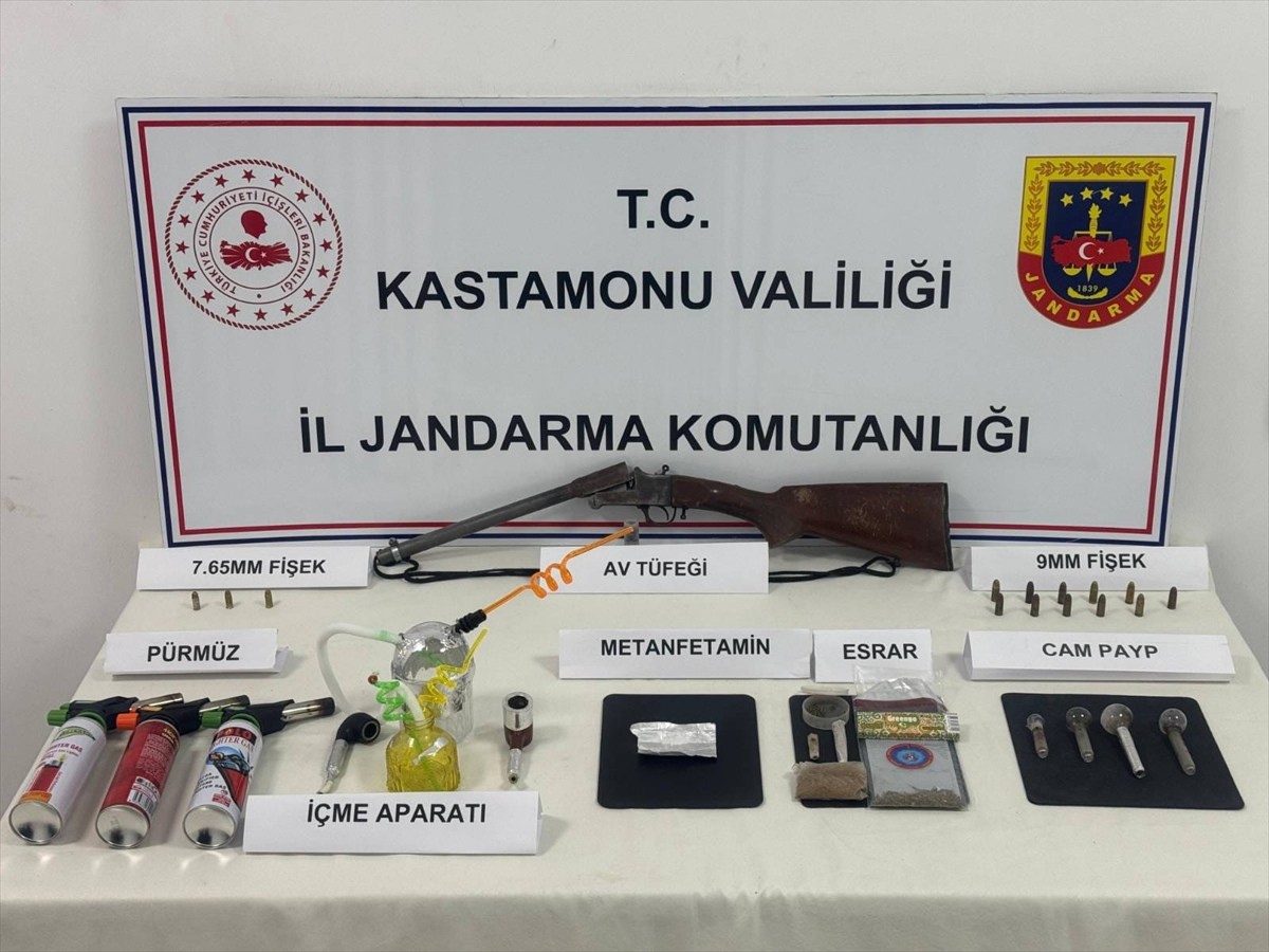 Kastamonu'da uyuşturucu operasyonunda gözaltına alınan 2 zanlı tutuklandı. Operasyonda çeşitli tür...