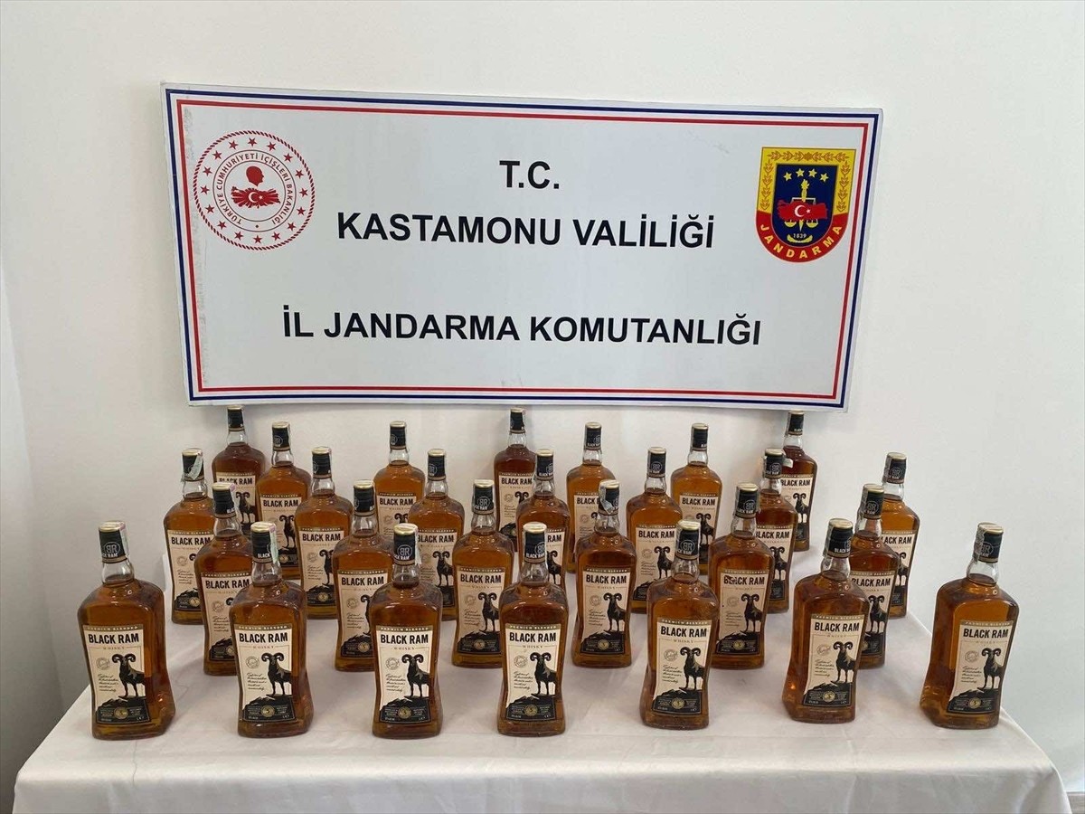 Kastamonu'nun Araç ve Tosya ilçelerinde düzenlenen uyuşturucu ve kaçak içki operasyonlarında...