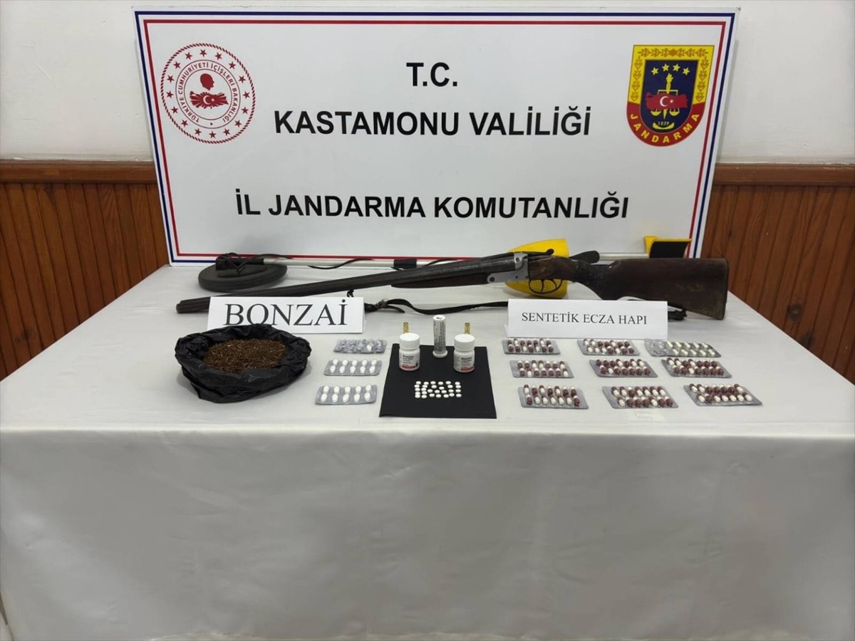 Kastamonu'nun Araç ve Tosya ilçelerinde düzenlenen uyuşturucu ve kaçak içki operasyonlarında...