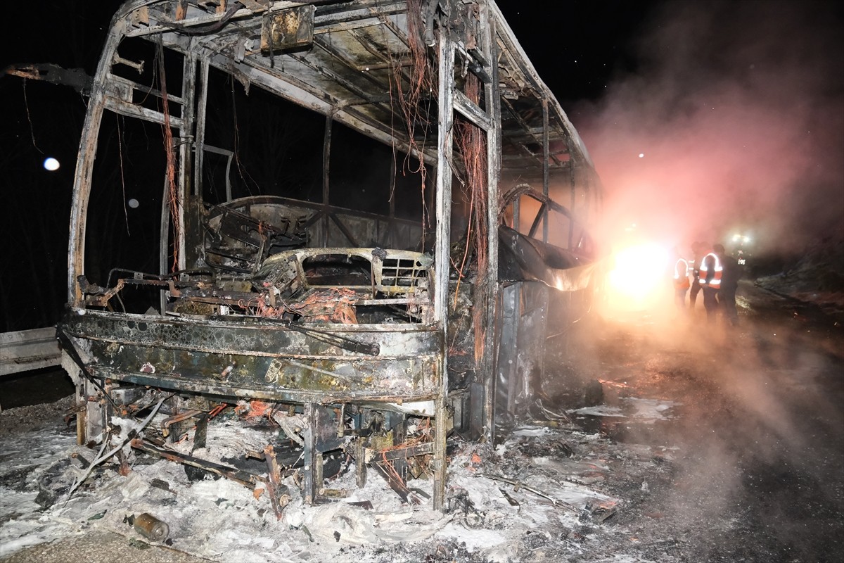 Kastamonu'nun Bozkurt ilçesinde seyir halindeki yolcu otobüsünde çıkan yangın söndürüldü.