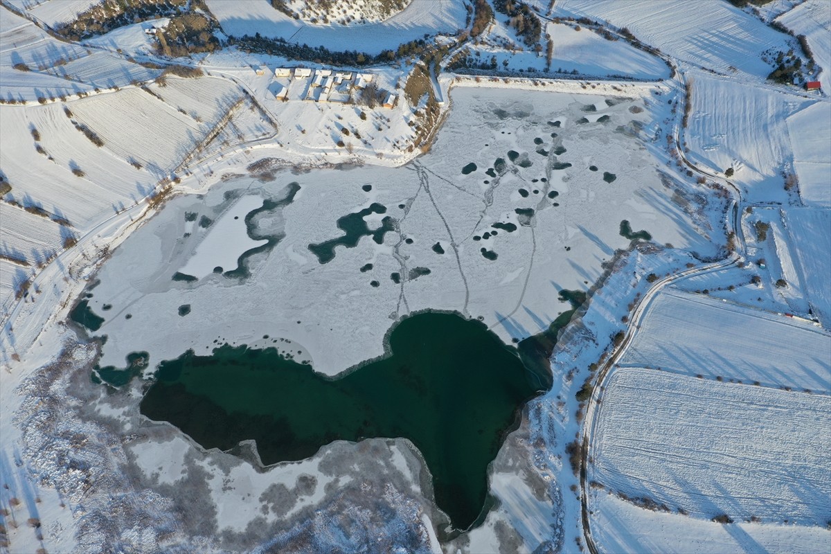 Kastamonu'nun Daday ilçesinde büyük bölümü buz tutan Yumurtacı Göleti dron ile...