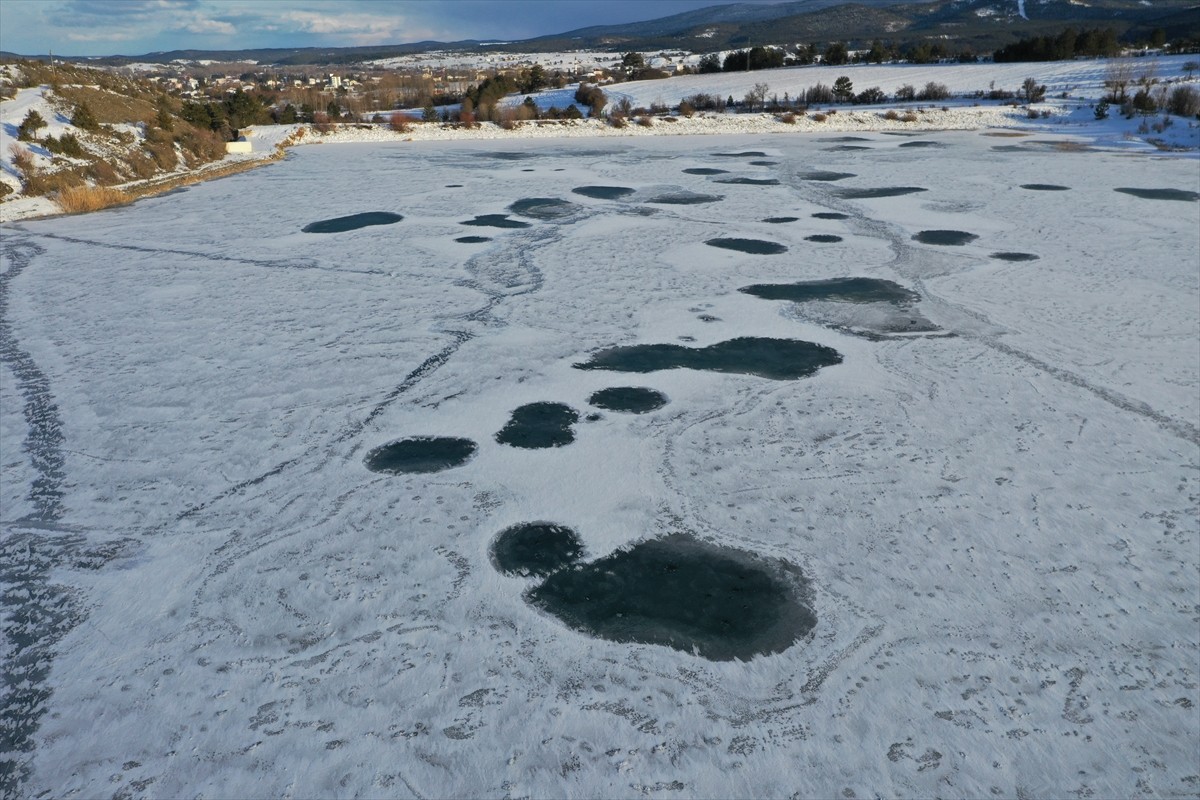 Kastamonu'nun Daday ilçesinde büyük bölümü buz tutan Yumurtacı Göleti dron ile...