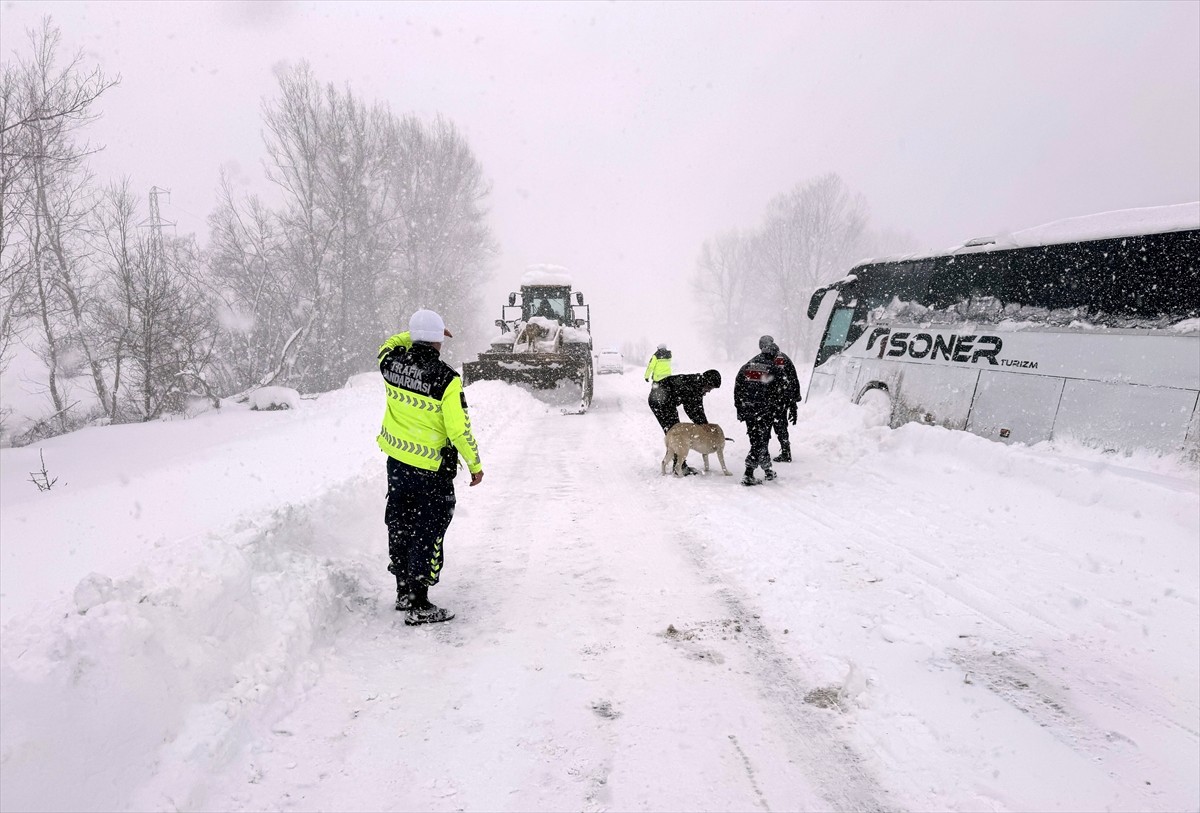 Kastamonu'nun Devrekani ilçesinde kar nedeniyle kayarak şarampole düşen yolcu otobüsü, ekiplerin...
