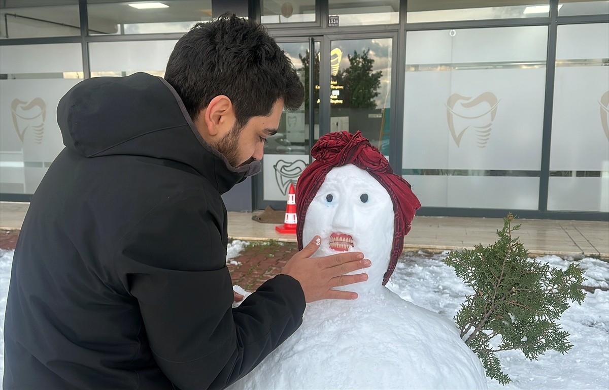 Kastamonu'nun İnebolu ilçesinde diş hekimi ve klinik personeli, yaptıkları kardan adama protez diş...
