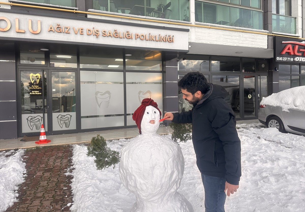 Kastamonu'nun İnebolu ilçesinde diş hekimi ve klinik personeli, yaptıkları kardan adama protez diş...