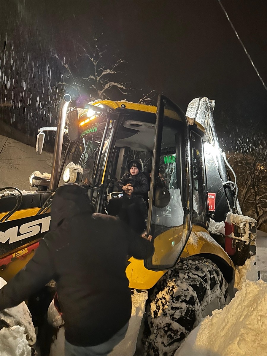 Kastamonu'nun İnebolu ilçesinde kardan yolu kapanan köyde ateşlenen çocuk, İnebolu Orman İşletme...