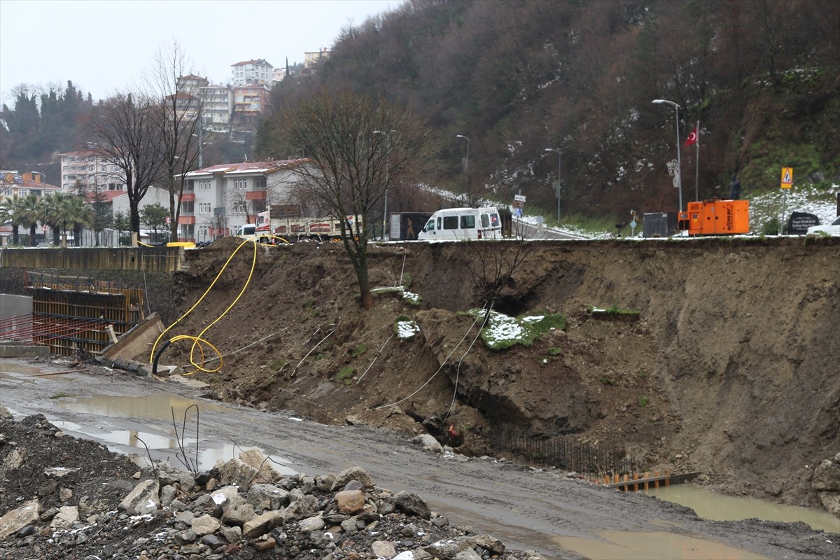 Kastamonu'nun İnebolu ilçesinde sağanak nedeniyle dere yatağındaki istinat duvarları çöktü.