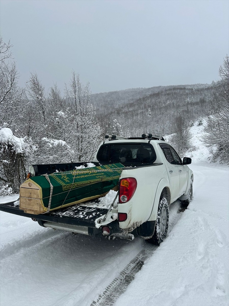 Kastamonu'nun Şenpazar ilçesinde kar nedeniyle kapanan köy yolu, cenazesi olan bir ailenin yardım...