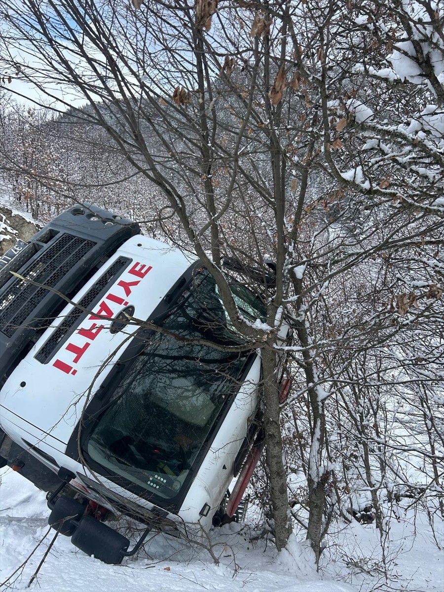 Kastamonu'nun Taşköprü ilçesinde çıkan yangında 2 ev, ahır ve traktör zarar gördü, yangına...