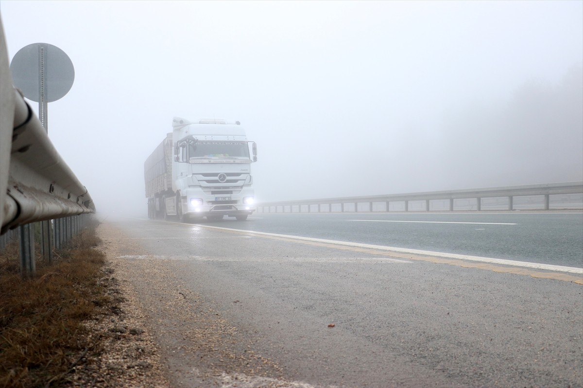 Kastamonu-Ankara kara yolu ile İstanbul yolu mevkisinde sis etkili oluyor. Bölgedeki sis nedeniyle...