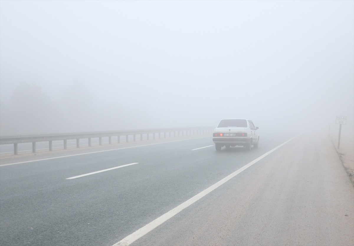 Kastamonu-Ankara kara yolu ile İstanbul yolu mevkisinde sis etkili oluyor. Bölgedeki sis nedeniyle...