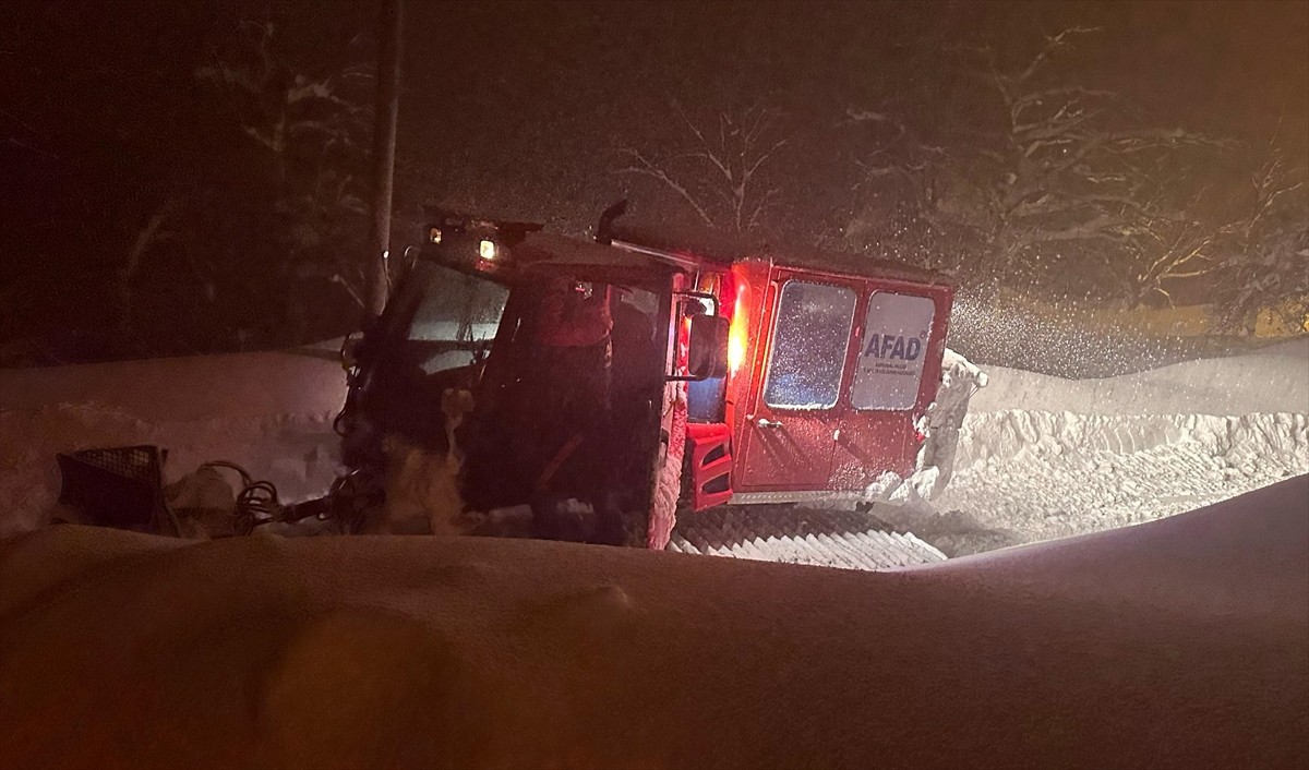 Kastamonu’nun İnebolu ilçesinde kar nedeniyle yolu kapanan köyde mahsur kalan hasta hastaneye...