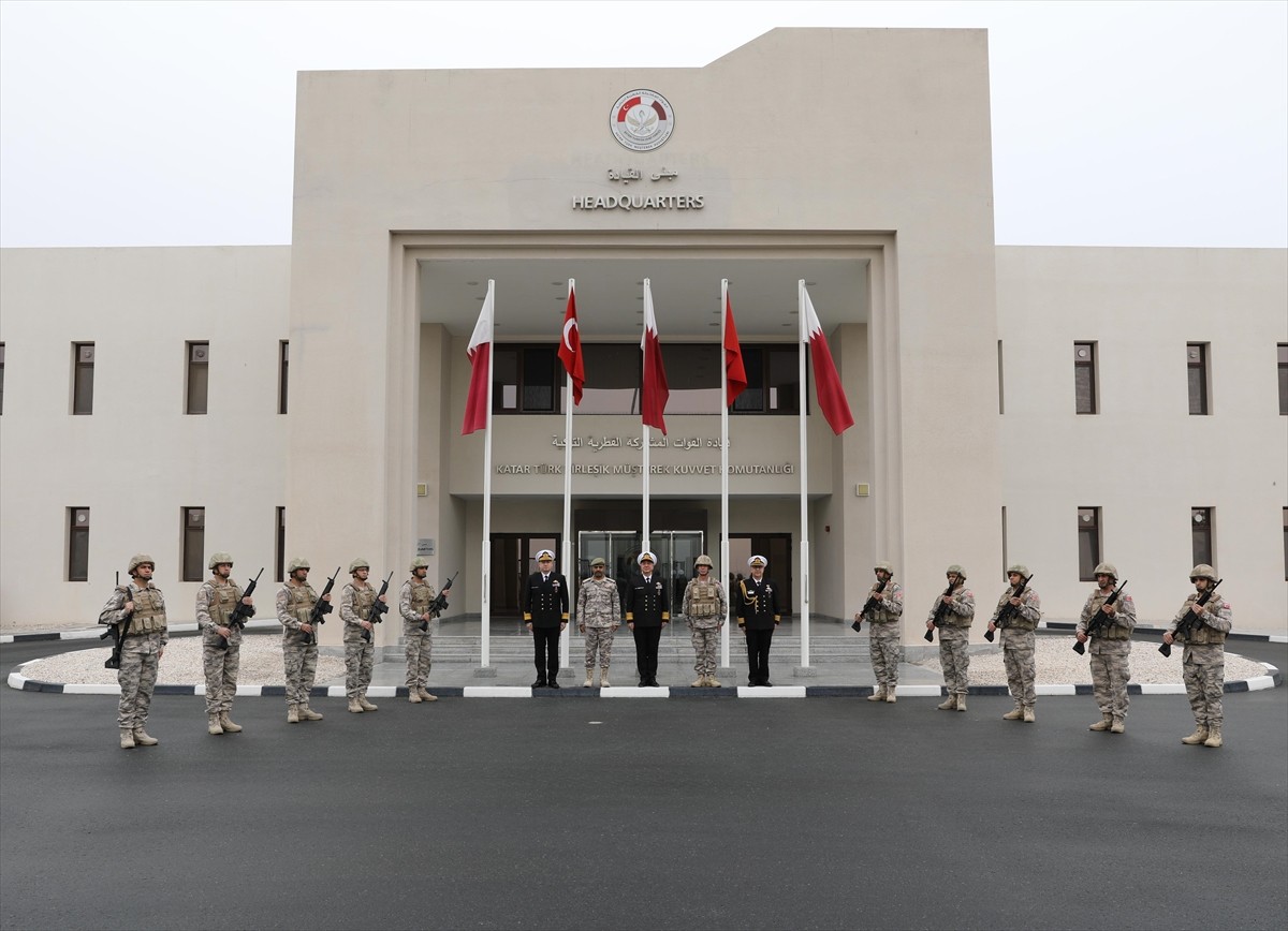 Katar’da resmî temaslarda bulunan Deniz Kuvvetleri Komutanı Oramiral Ercüment Tatlıoğlu...