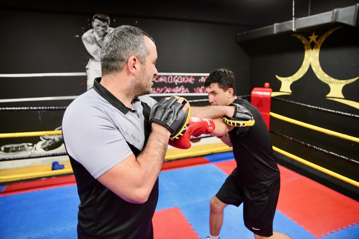 Katıldıkları ulusal ve uluslararası müsabakalarda çeşitli dereceler elde eden genç boksörlerden...