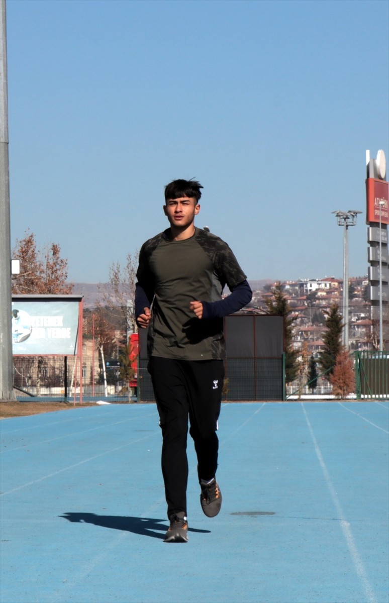Kayseri'de 2 yıl önce futbolu bırakarak atletizme başlayan 16 yaşındaki Deniz Kandöker, 3 adım ve...