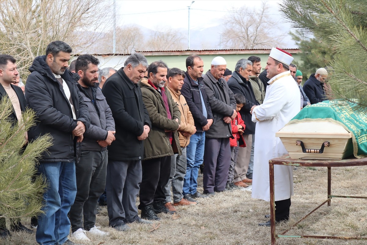 Kayseri'de boşandığı eşi tarafından tabancayla öldürülen kadının cenazesi Kahramanmaraş'ın Afşin...