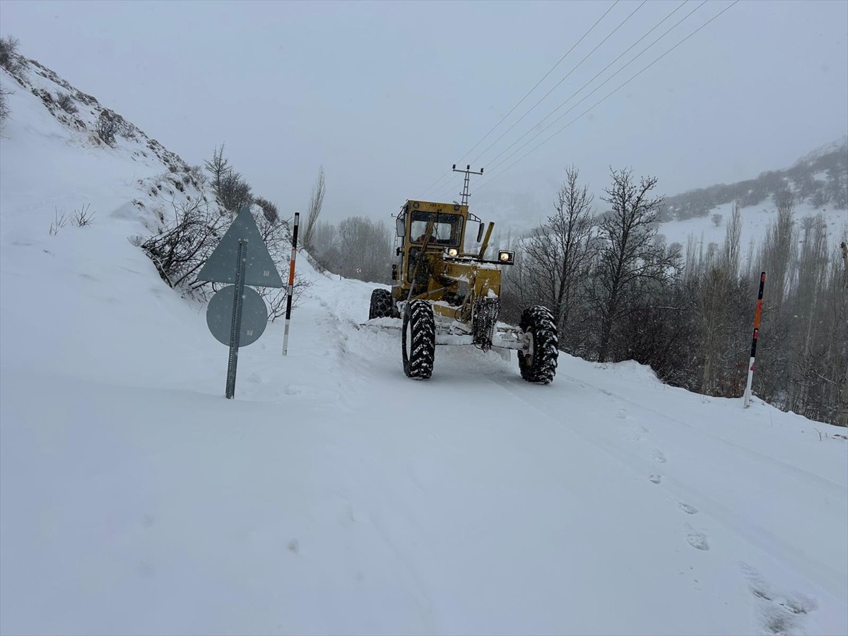 Kayseri'de kar ve tipi nedeniyle 22 kırsal mahalle yolunda ulaşım sağlanamıyor. Tipi ve kar...