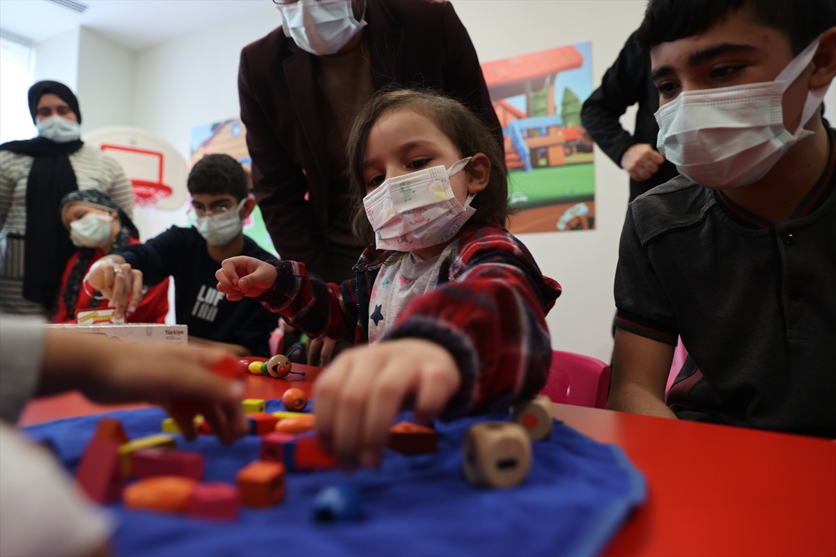 Kayseri'de lise öğrencileri, hastanede tedavi gören lösemili çocuklarla süper bardak, satranç ve...