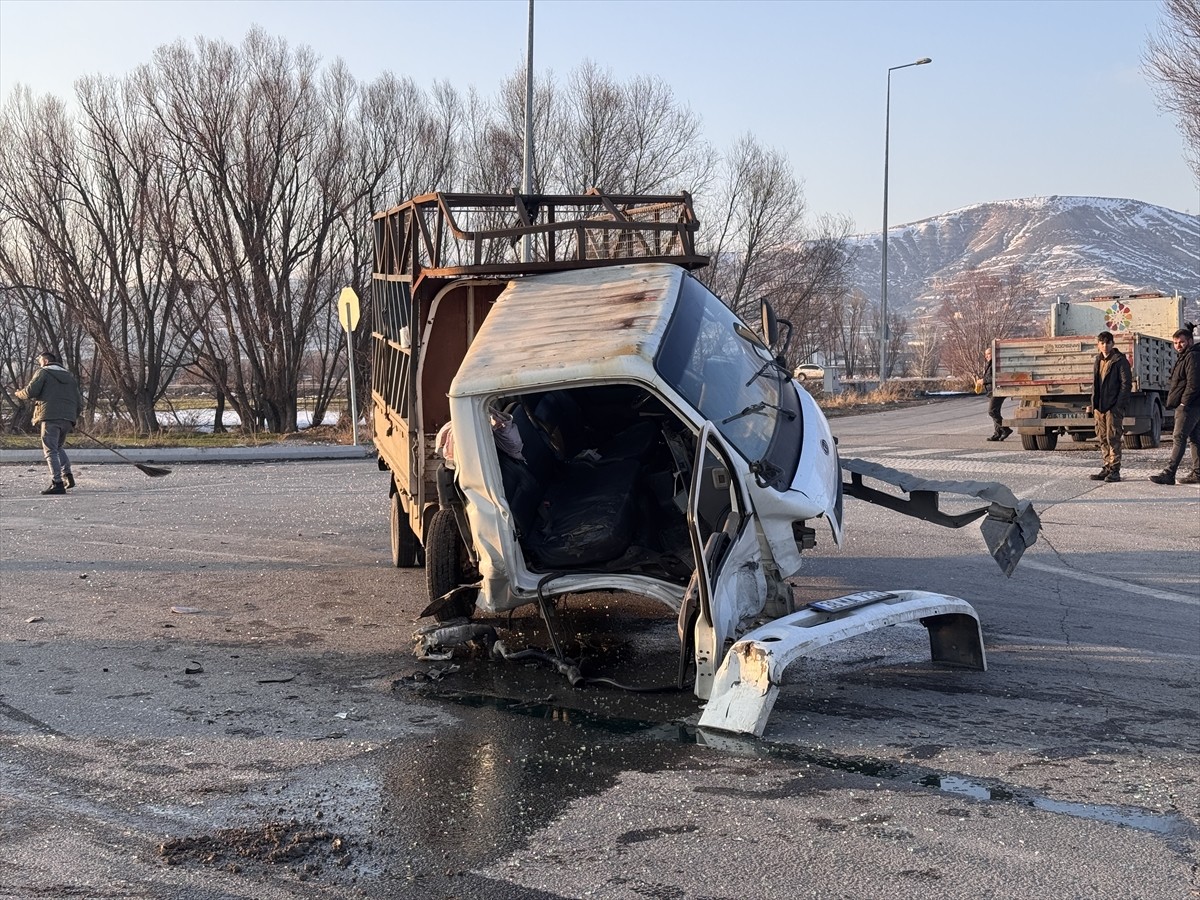 Kayseri'de trafik kazasında yaralanan 2'si polis 4 kişi hastaneye kaldırıldı.