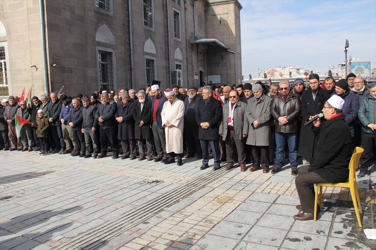 Kayseri'de vatandaşlar İsrail'in saldırılarından etkilenen Filistin'e destek açıklaması...