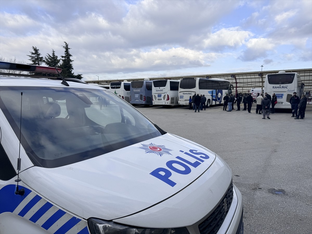 Kayseri'den Bursa'ya seyahat ettiği yolcu otobüsünde uyuduğu zannedilen yaşlı adamın hayatını...