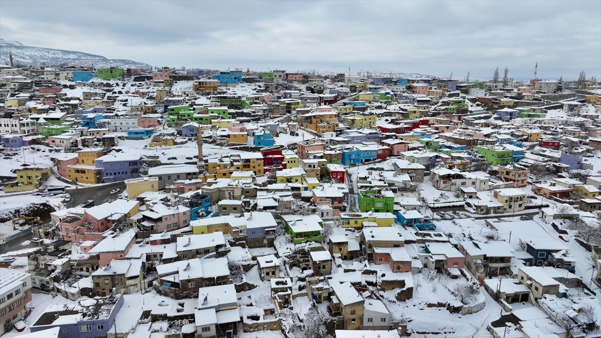 Kayseri'nin Hacılar ilçesindeki "renkli evler" olarak bilinen yüzlerce ev, kar yağışının ardından...