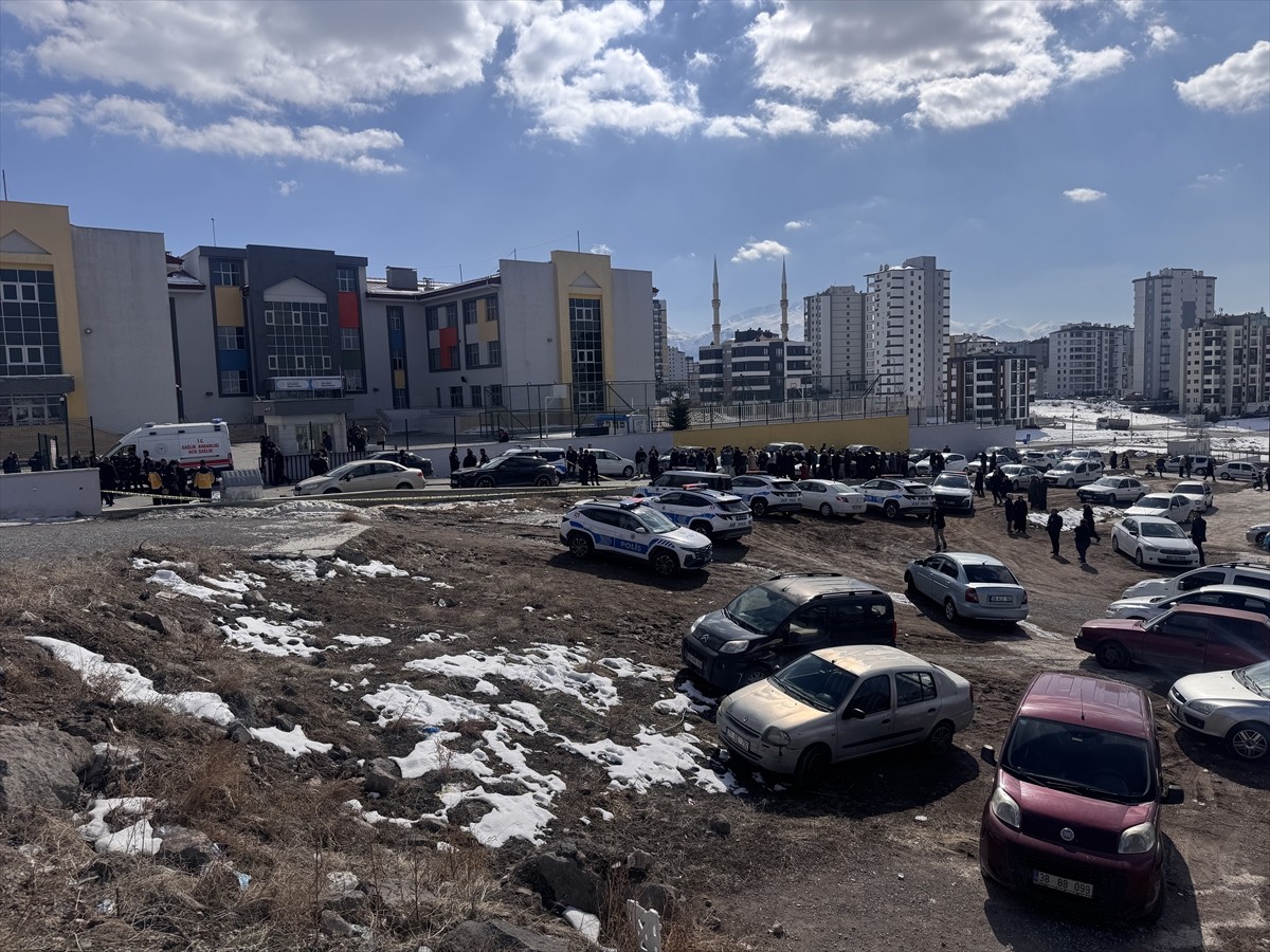 Kayseri'nin Melikgazi ilçesinde boşandığı eşini tabancayla öldüren kişi aynı silahla intihar etti....