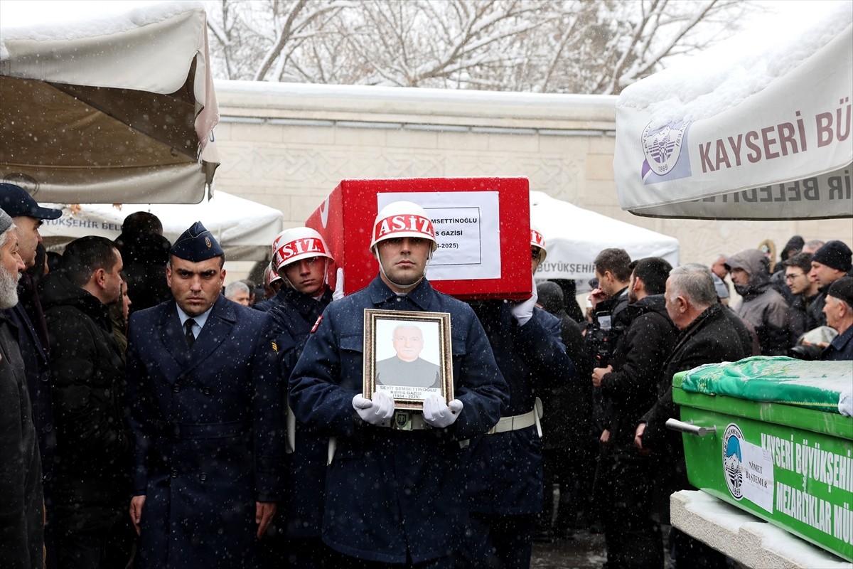 Kayseri’de 71 yaşında vefat eden Kıbrıs gazisi Seyit Şemsettinoğlu’nun cenazesi toprağa verildi....