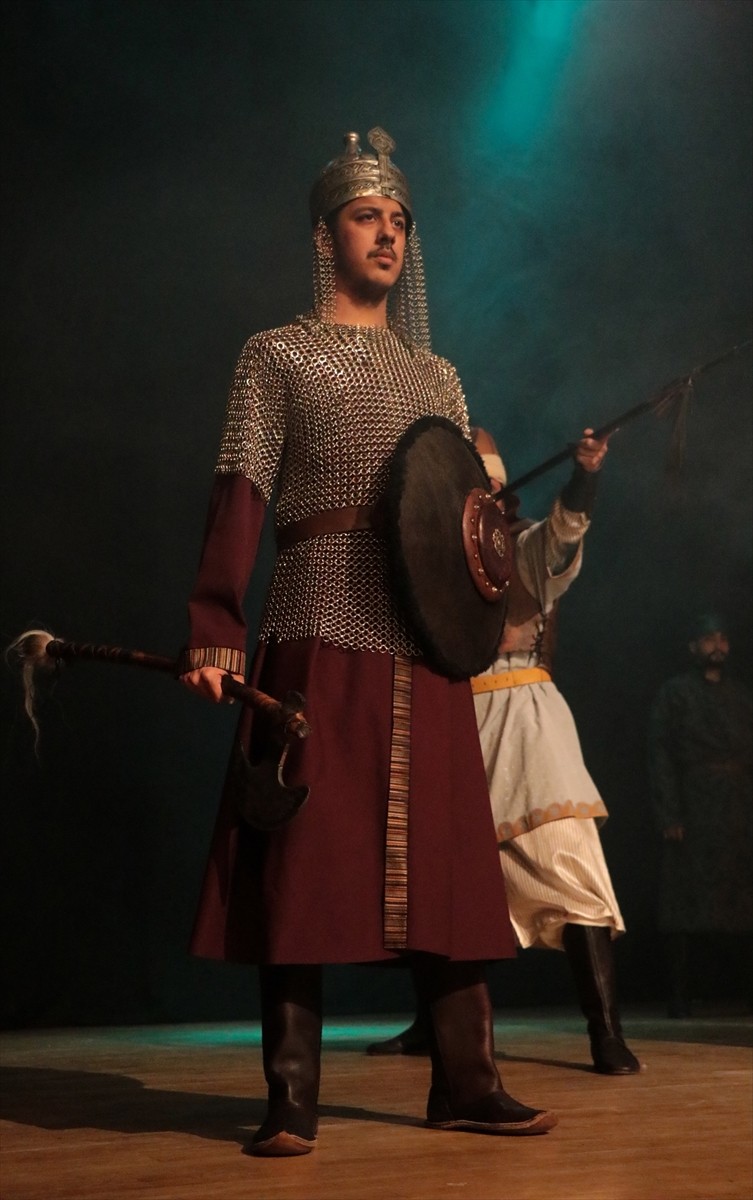 Kayseri Olgunlaşma Enstitüsü tarafından hazırlanan Selçuklu kıyafetleriyle bir defile düzenlendi....