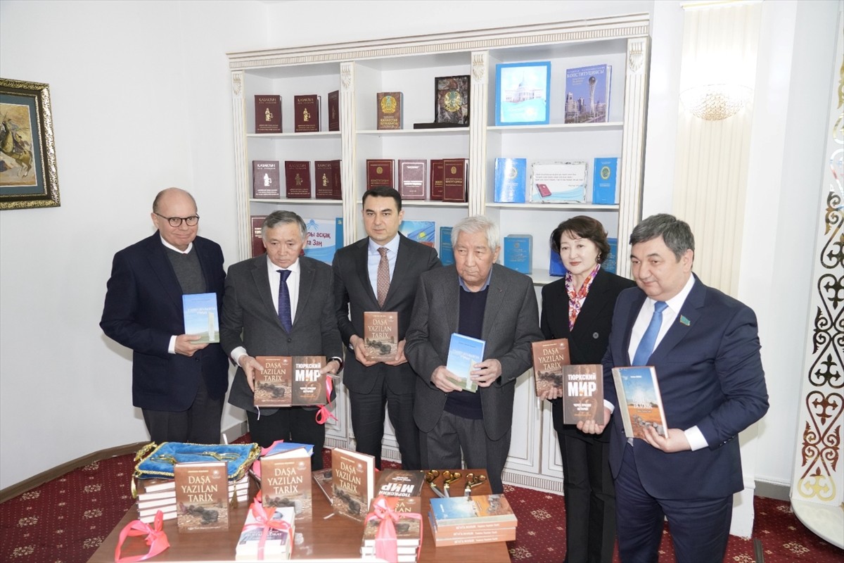 Kazakistan'ın başkenti Astana'da, Türkolog Prof. Dr. Darhan Kıdırali'nin Türkçe basılan "Büyük...
