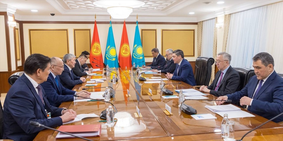 Kazakistan Başbakanı Oljas Bektenov ve Kırgızistan Bakanlar Kurulu Başkanı Adılbek Kasımaliyev...