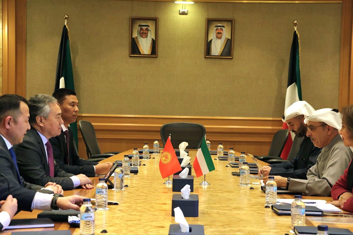 Kırgızistan Dışişleri Bakanı Ceenbek Kulubayev (sol 2), ülkesinde birçok yatırım fırsatı...