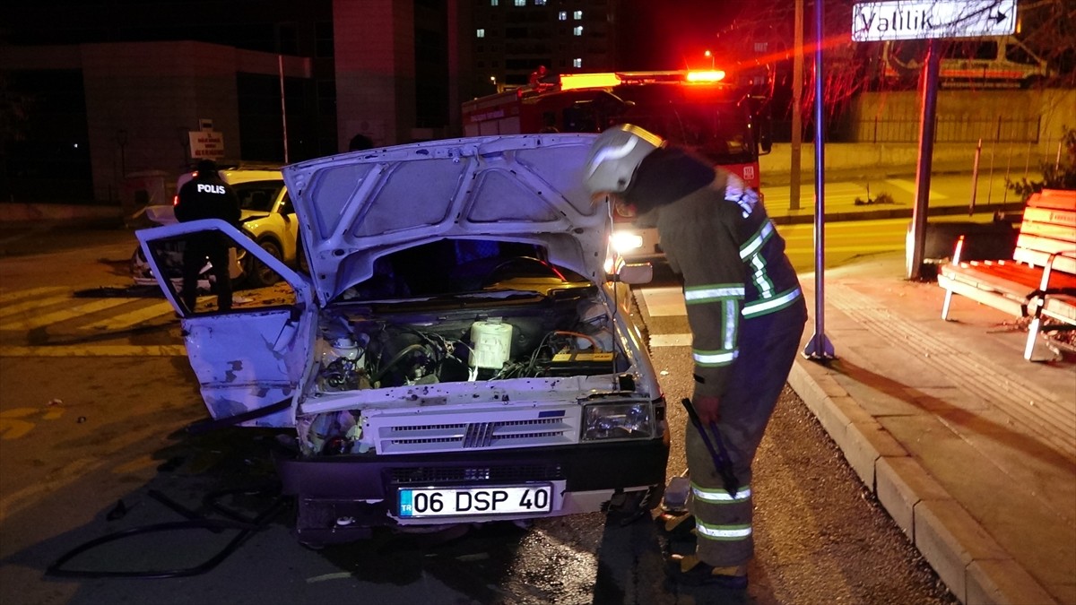 Kırıkkale'de iki otomobilin çarpışması sonucu yaralanan 1'i çocuk 3 kişi tedavi altına alındı....