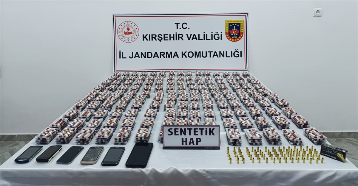 Kırşehir'de düzenlenen uyuşturucu operasyonunda, bir otomobilde 8 bin 330 sentetik hap, 75 tabanca...