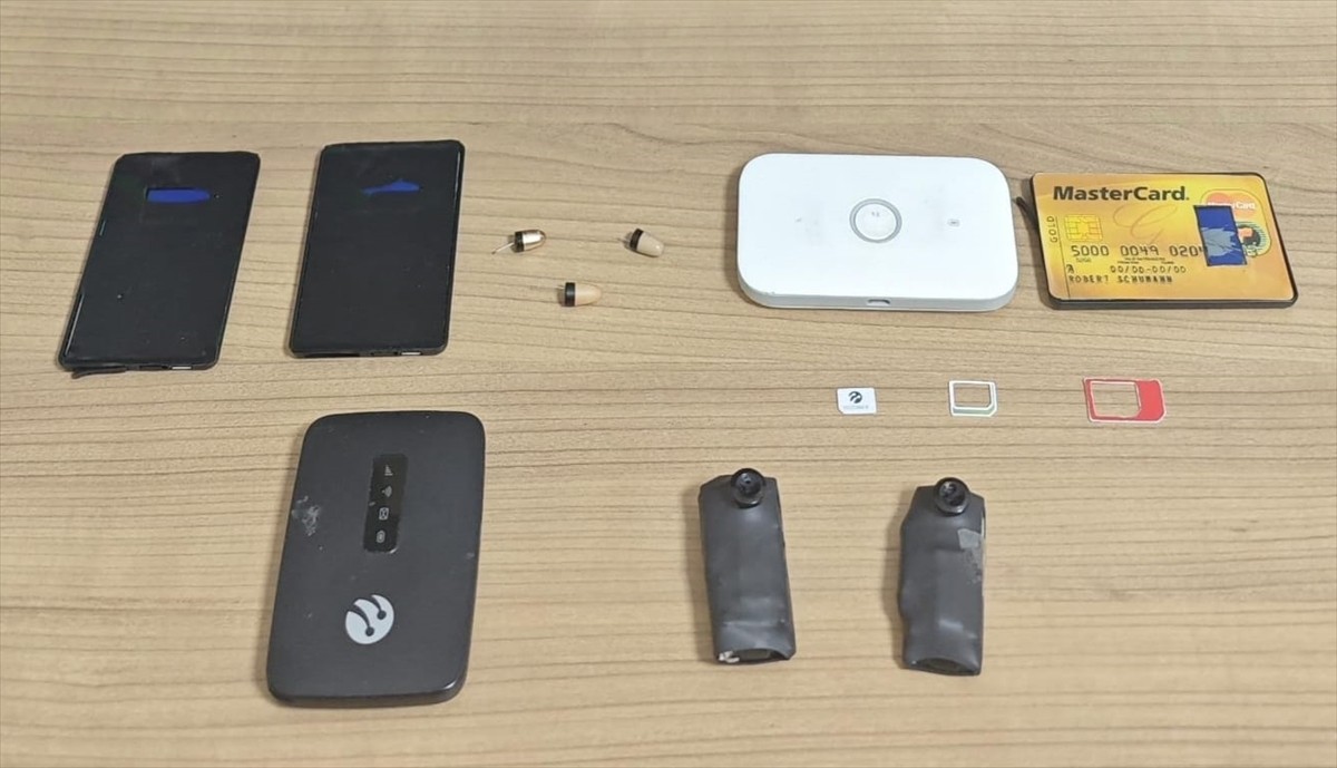 Kırşehir'de ehliyet sınavında kopya düzeneğiyle usulsüzlük yaptıkları belirlenen 3 şüpheli...