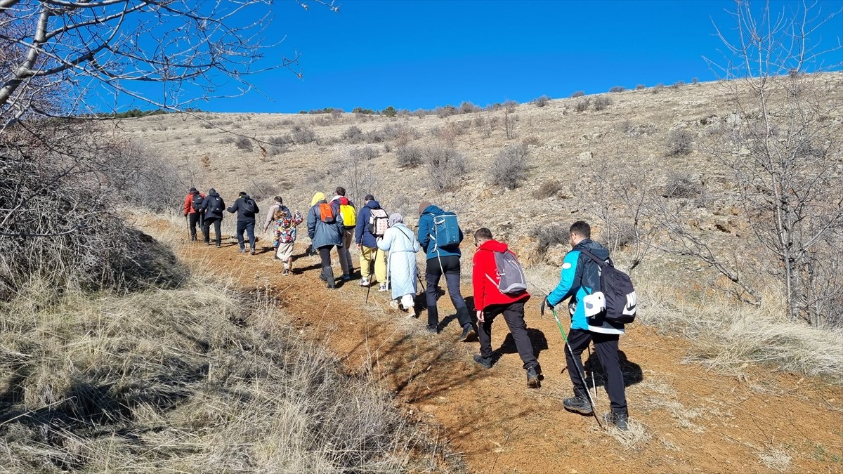 Kırşehirli dağcılar, Kervansaray Dağı'nın 1679 metre yüksekliğindeki zirvesine tırmanarak Türk...